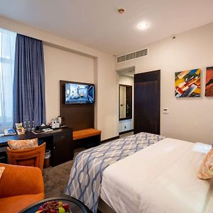 Deluxe Room Queen